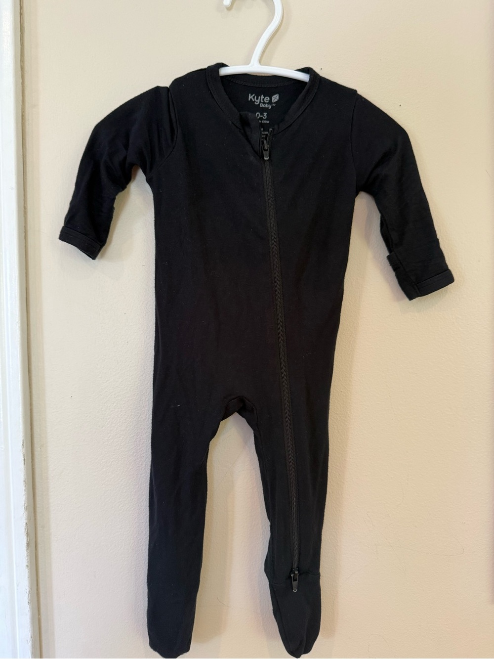 Kyte Baby Zipped Romper Black Footie Baby Size  0-3M
